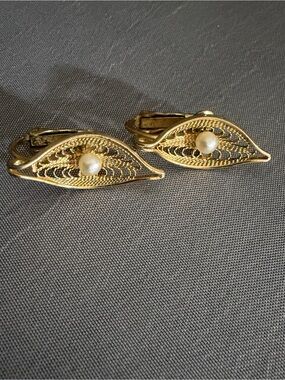 Vintage Sarah Coventry Gold Filigree Leaf Clip-On Earrings with Pearl Accent